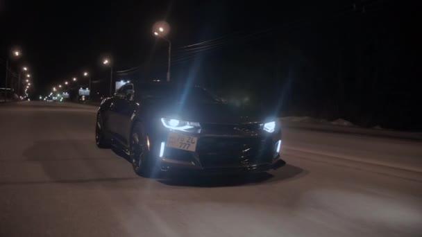 TOMSK, RUSKO - 30. března 2020: Chevrolet Camaro ZL1 Exorcista jede po silnici v nočním vidění — Stock video