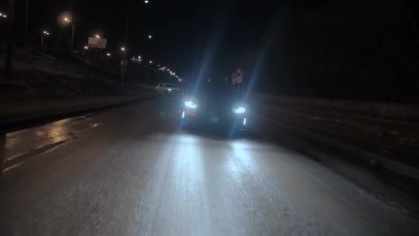 TOMSK, RUSSIE - 30 mars 2020 : Chevrolet Camaro ZL1 l'Exorciste roule sur la route la nuit vue de face — Video