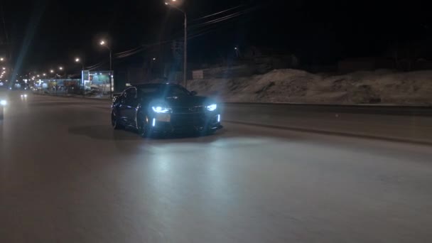 TOMSK, RUSSIE - 30 mars 2020 : Chevrolet Camaro ZL1 l'Exorciste roule sur la route la nuit vue de face — Video