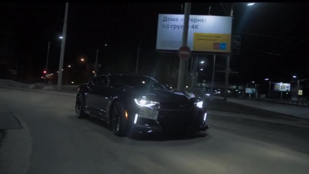 TOMSK, RUSIA - 30 de marzo de 2020: Chevrolet Camaro ZL1 el exorcista cabalga en la carretera por la noche vista frontal — Vídeos de Stock