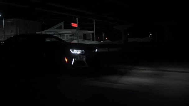 TOMSK, Ρωσία - 30 Μαρτίου 2020: Chevrolet Camaro ZL1 η Εξορκιστής βόλτες στο δρόμο σε νυχτερινή άποψη — Αρχείο Βίντεο