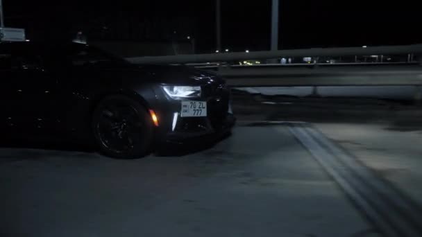 TOMSK, RUSSIA - 30 Mart 2020: Chevrolet Camaro ZL1, Exorcist, gece görüş alanında yola çıktı — Stok video