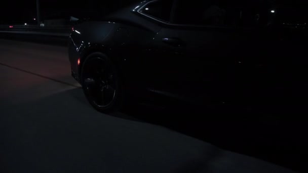 TOMSK, RUSIA - 30 de marzo de 2020: Chevrolet Camaro ZL1 el exorcista monta en la carretera por la noche vista trasera de la rueda . — Vídeos de Stock