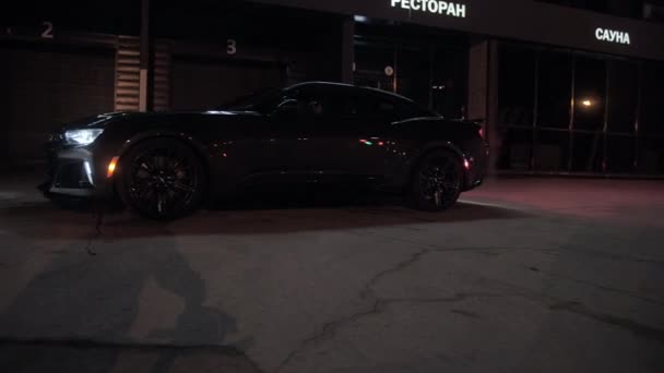 TOMSK, RUSSIE - 30 mars 2020 : Chevrolet Camaro ZL1 l'Exorciste brûle du caoutchouc la nuit près des bâtiments — Video