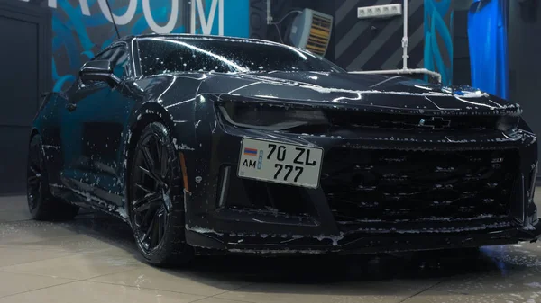 ТОМСК, РОССИЯ - 30 марта 2020 года: Chevrolet Camaro ZL1 экзорцист с мойщиком высокого давления — стоковое фото