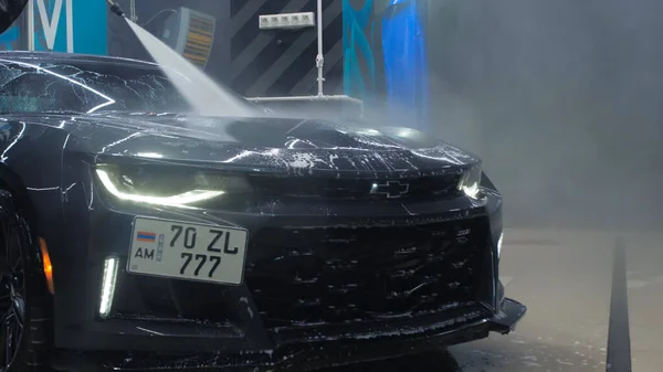 TOMSK, RÚSSIA - 30 de março de 2020: Chevrolet Camaro ZL1 o Exorcista com arruela de alta pressão — Fotografia de Stock