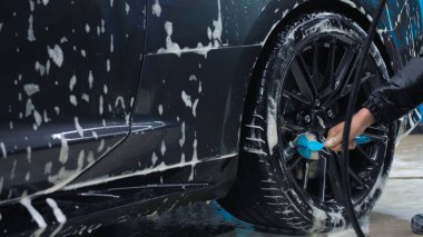 TOMSK, RUSSIA - 30 Mart 2020: Chevrolet Camaro ZL1 Şeytan çıkaran adam arka tekerleği fırçaladı