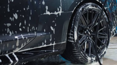 TOMSK, RUSSIA - 30 Mart 2020: Chevrolet Camaro ZL1 Şeytan çıkaran adam arka tekerleği fırçaladı