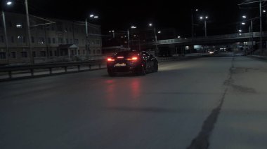 TOMSK, RUSSIA - 30 Mart 2020: Chevrolet Camaro ZL1, Exorcist, gece görüş açısıyla yola çıktı