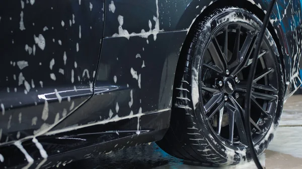 TOMSK, RUSSIA - 30 Mart 2020: Chevrolet Camaro ZL1 Şeytan çıkaran adam arka tekerleği fırçaladı