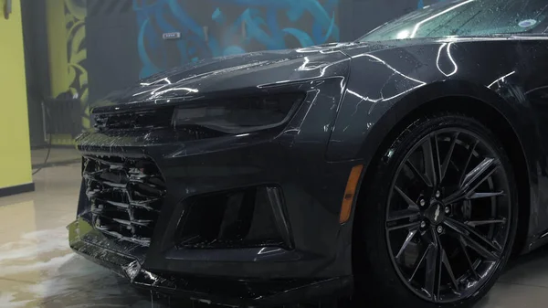 TOMSK, Oroszország - 2020. március 30.: Chevrolet Camaro ZL1 az ördögűző nagy nyomású mosó oldalnézetével — Stock Fotó