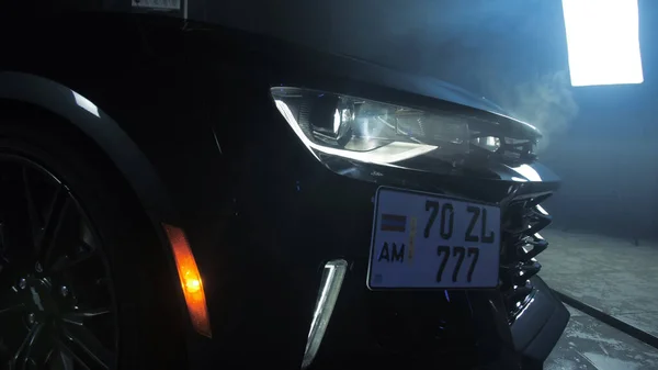 TOMSK, Oroszország - 2020. március 30.: Chevrolet Camaro ZL1 az ördögűző fényszóró közelkép — Stock Fotó