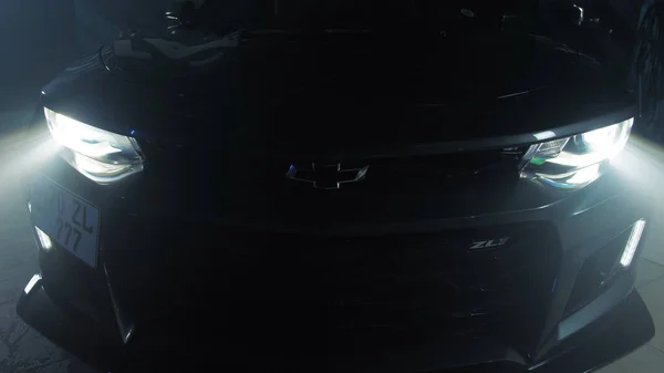 TOMSK, RUSKO - 30. března 2020: Chevrolet Camaro ZL1 Exorcistický reflektor zblízka vpředu — Stock fotografie