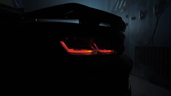 TOMSK, RUSSIA - 30 marzo 2020: Chevrolet Camaro ZL1 l'esorcista nel garage oscurità vista posteriore, fanali posteriori rallentare in avanti — Foto Stock