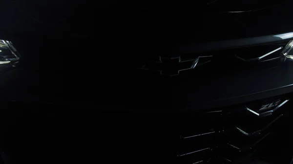 TOMSK, Oroszország - 2020. március 30.: Chevrolet Camaro ZL1 az ördögűző szájkosár sziluett a sötétben — Stock Fotó