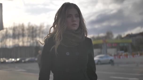 Chica joven con el pelo largo caminando en el sol de otoño — Vídeos de Stock