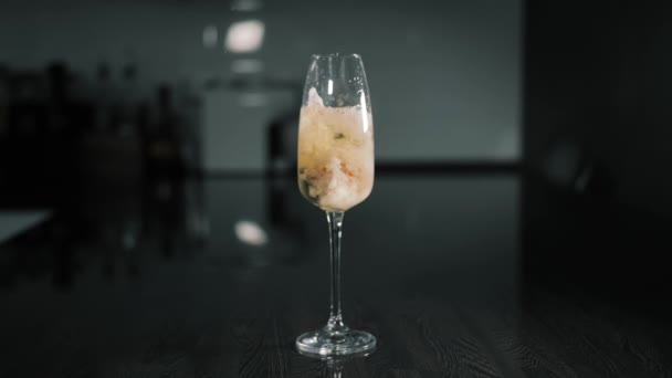 Szklanka szampana i spadające truskawki spowolnić ruch na ciemnym tle — Wideo stockowe