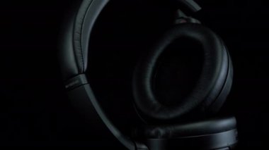 TOMSK, RUSSIA - 12 Nisan 2020: Sony WH-1000XM3 Gürültü Kablosuz Kulaklıkları siyah bir platformda iptal ediyor. Ayakta