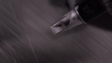 Süper yavaş çekimde dövme makinesi