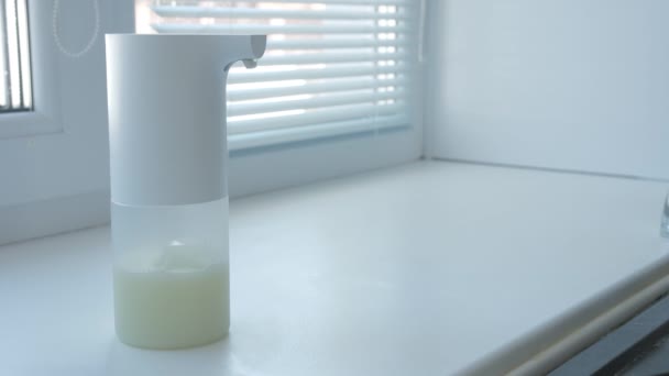 Flicka med automatisk skum tvålpump, tvätta händerna, nära, makro, på fönsterbrädan, vänster hand — Stockvideo