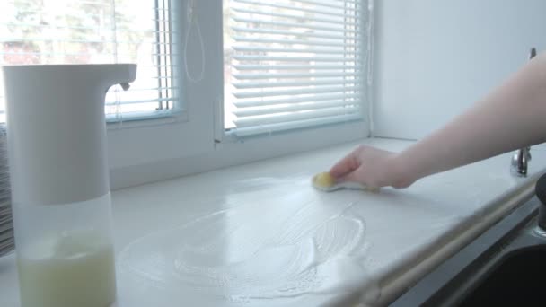 여자 손으로 청소 기구로 창문턱을 청소하는 모습 — 비디오