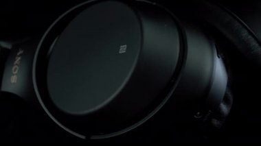 TOMSK, RUSSIA - 12 Nisan 2020: Sony WH-1000XM3 Gürültü Kablosuz Kulaklıkları siyah bir platformda iptal ediyor. Kapat.