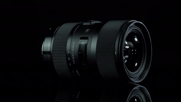 TOMSK, RUSSIE - 12 avril 2020 : Objectif Sigma 18-35mm F 1.8 DC HSM pour Canon, plateforme de rotation, fond noir — Video