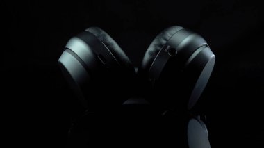 TOMSK, RUSSIA - 12 Nisan 2020: Sony WH-1000XM3 Gürültü Kablosuz Kulaklıkları siyah bir platformda iptal ediyor. yalan