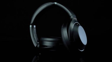 TOMSK, RUSSIA - 12 Nisan 2020: Sony WH-1000XM3 Gürültü Kablosuz Kulaklıkları siyah bir platformda iptal ediyor. Ayakta