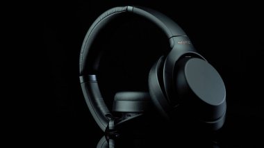 TOMSK, RUSSIA - 12 Nisan 2020: Sony WH-1000XM3 Gürültü Kablosuz Kulaklıkları bir döner platformu siyah arkaplan üzerinde iptal