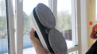 Pencereleri temizleyen kadın robot temizleyicisiyle