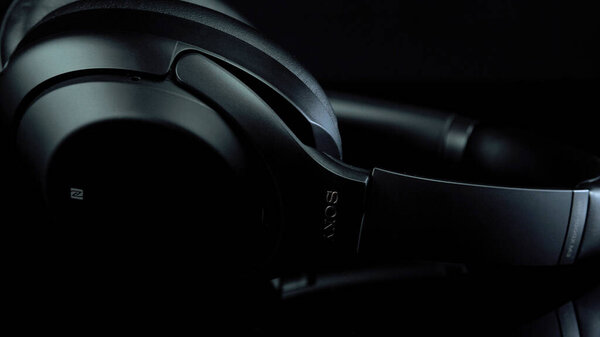 ТОМСК, РОССИЯ - 12 апреля 2020 года: Sony WH-1000XM3 шумоподавление беспроводных наушников на черном фоне ротационной платформы. Закрыть
