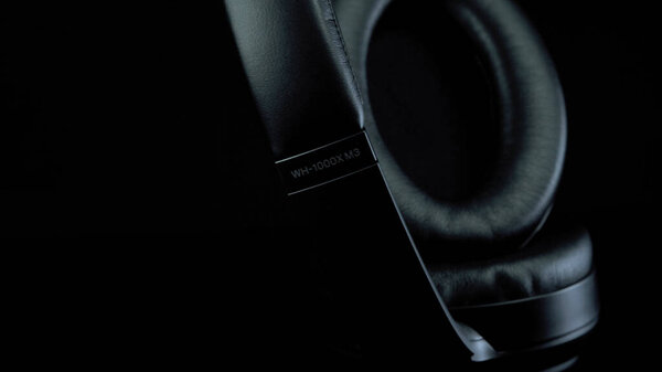 ТОМСК, РОССИЯ - 12 апреля 2020 года: Sony WH-1000XM3 шумоподавление беспроводных наушников на черном фоне ротационной платформы. Закрыть
