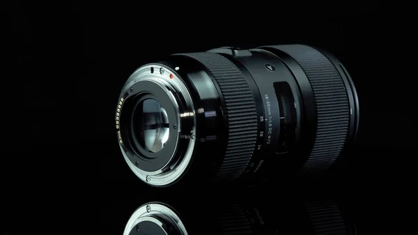 TOMSK, RUSIA - 12 de abril de 2020: Sigma 18-35mm F 1.8 DC HSM Art Lens for Canon, plataforma de rotación, fondo negro —  Fotos de Stock