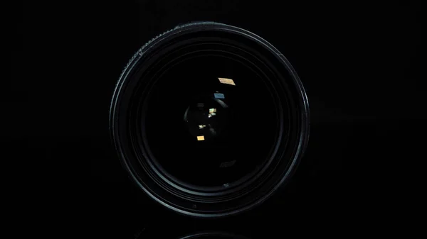 TOMSK, RUSSLAND - 12. April 2020: Sigma 18-35mm F 1,8 DC HSM Kunstobjektiv für Canon, Rotationsplattform, schwarzer Hintergrund — Stockfoto