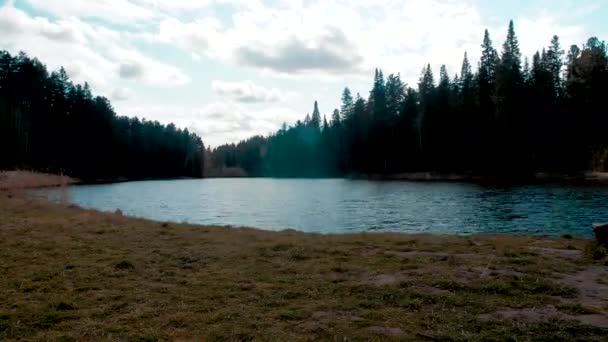 Timelapse blauwe bewolkte lucht op zomerdag bij het meer — Stockvideo