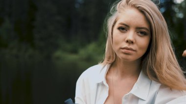 Doğal görünüş portresi olan güzel sarışın kadın.