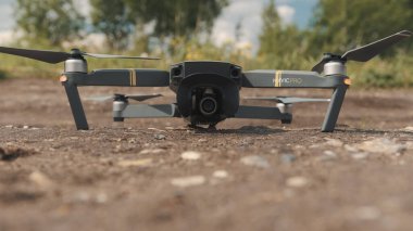 TOMSK, RUSSIA - 23 Mayıs 2020: Bir DJI Mavic Pro insansız hava aracıyla yaklaşın