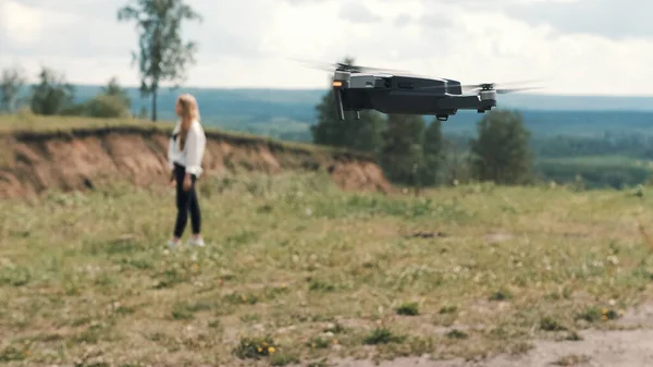 TOMSK, RÚSSIA - 23 de maio de 2020: DJI Mavic Pro drone pairando no ar e garota no fundo — Fotografia de Stock