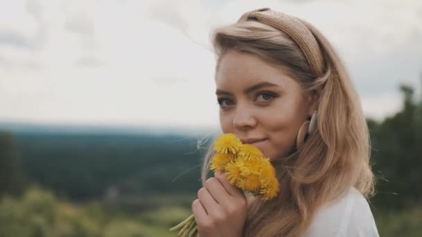 Hermosa rubia joven en la pared de ladrillo ropa interior negro, luces de color — Vídeo de stock