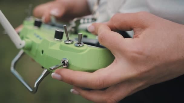 Szoros női kéz távirányító rudak ellenőrzése FPV verseny drón — Stock videók