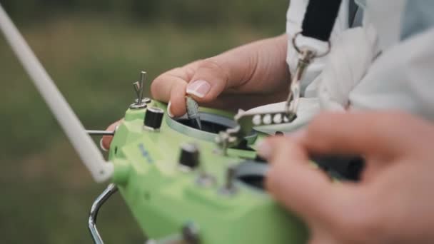 Detailní ženské ruce dálkové ovládání tyčinky ovládání FPV závodní dron — Stock video