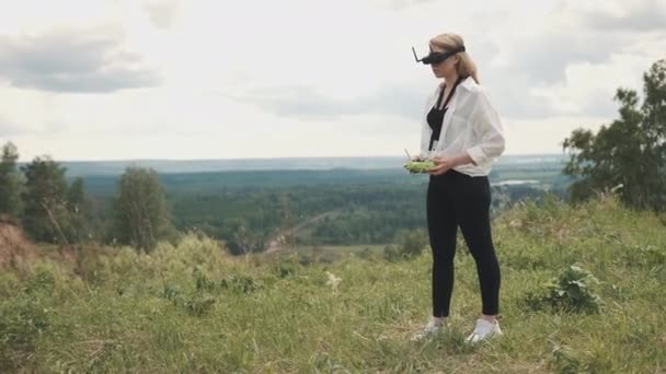Pige i sort FPV briller og en racing drone kontrolpanel – Stock-video