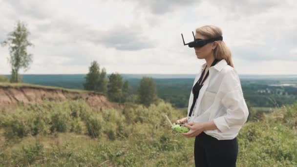 Fille en noir lunettes FPV et un panneau de contrôle de drone de course — Video