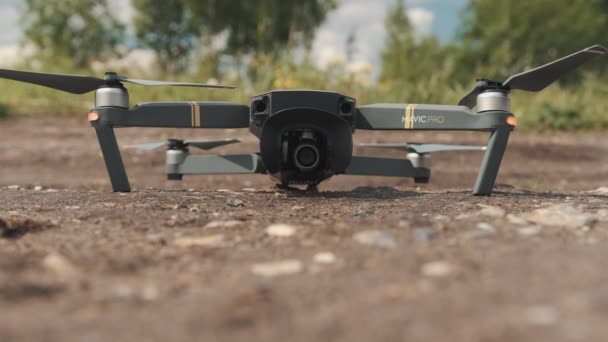 TOMSK, RUSSIA - May 23, 2020: Close up with a DJI Mavic Pro drone initializing and taking off from a ground — Stock Video