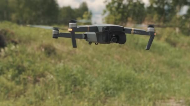TOMSK, RUSSIA - 23 maja 2020: Zbliżenie z dronem DJI Mavic Pro unoszącym się w powietrzu — Wideo stockowe
