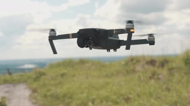 TOMSK, RUSSIE - 23 mai 2020 : Gros plan avec un drone DJI Mavic Pro planant dans les airs — Video