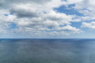 deniz mavi bir yüzey üzerinde bulutlu mavi gökyüzü