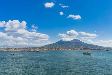 Napoli ve Vezüv Dağı arka planda, deniz manzarası