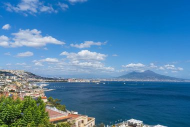 Napoli şehri ve limanı ufukta Vezüv Dağı görünüyor.